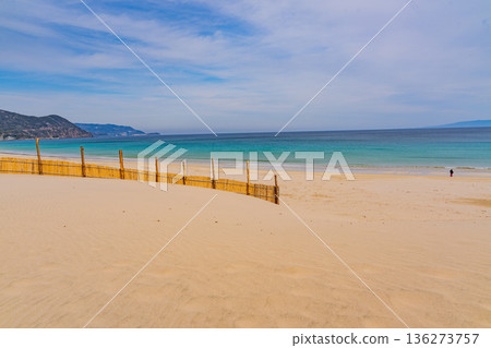 (Shizuoka Prefecture) Izu Shirahama Coast in winter, beach, sand barrier 136273757