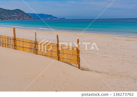 (Shizuoka Prefecture) Izu Shirahama Coast in winter, beach, sand barrier (Shizuoka Prefecture) Izu Shirahama Coast in winter, beach, sand barrier 136273762