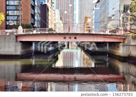 從這裡可以眺望橫跨芝浦新芝運河的百葉橋週邊地區。 136273783