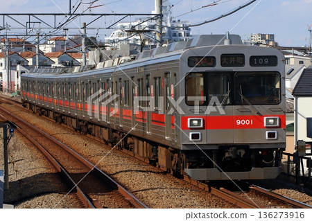 9000系列紅色條紋塗裝列車運行於大井町線 136273916