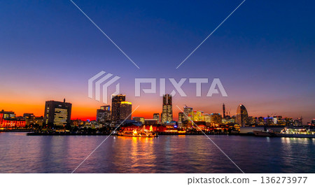 街道燈火輝煌 136273977