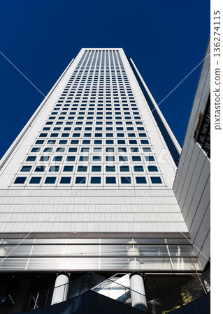 仰望位於東京新宿區西新宿的東京歌劇城塔 仰望位於東京新宿區西新宿的東京歌劇城塔 136274115
