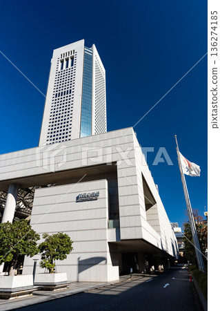 抬頭仰望東京澀谷區本町的新國立劇場歌宮和東京歌劇城 抬頭仰望東京澀谷區本町的新國立劇場歌宮和東京歌劇城 136274185