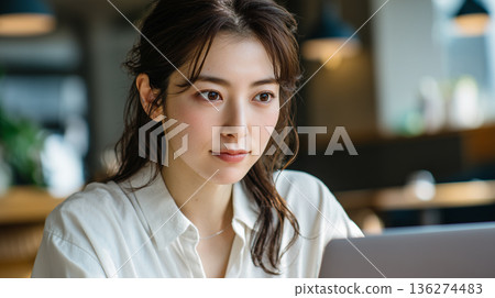 一位年輕的日本女性在日常生活中思考和展望的生活方式照片 136274483