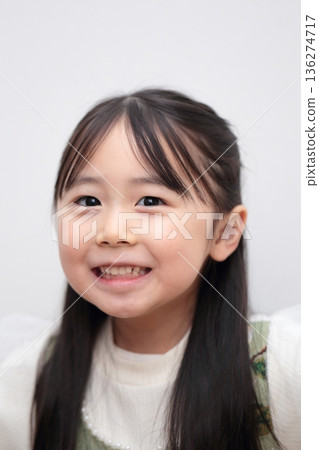 4歲女孩的上半身像(白色背景,無背景) 4歲女孩的上半身像(白色背景,無背景) 136274717