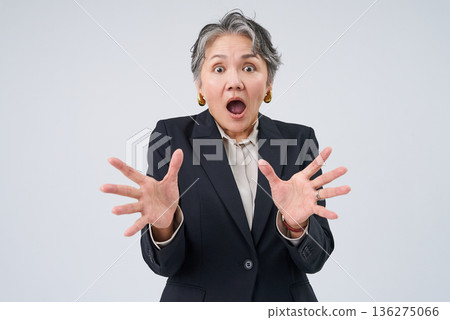 一位表情驚訝的資深女商人 136275066
