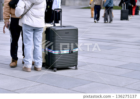 日本東京的都市景觀。行李箱……東京站丸之內廣場擠滿了外國遊客。 136275137