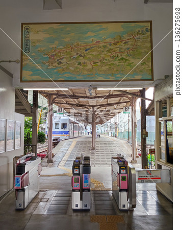 南海鐵道鹽橋站檢票口及月台 136275698
