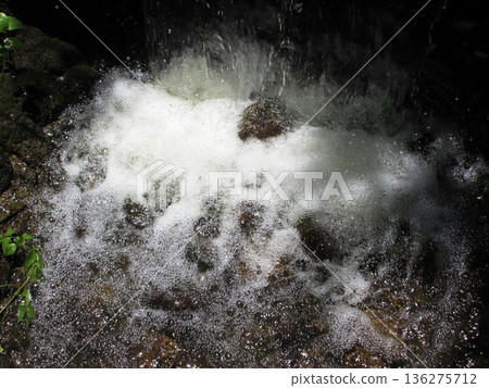 A scene of a water flow with steps and bubbles on the surface 136275712