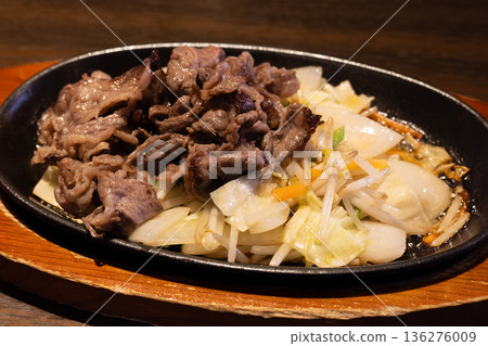 美味的烤日本黑毛牛肉和蔬菜 136276009