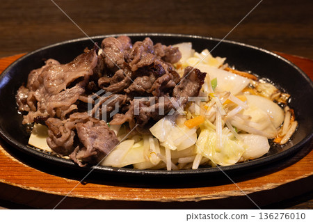 美味的烤日本黑毛牛肉和蔬菜 美味的烤日本黑毛牛肉和蔬菜 136276010