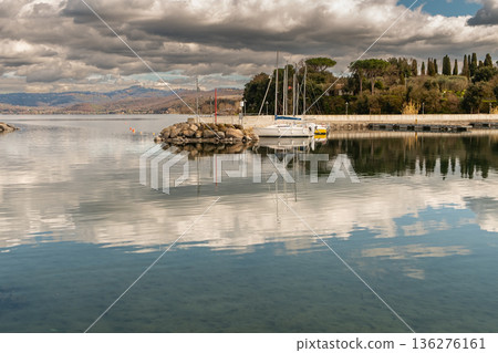 Calm Lake Horizon 136276161