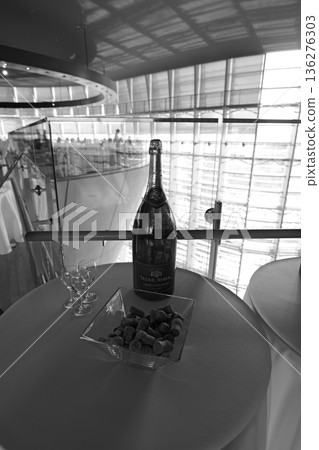 黑白照片中的酒瓶和玻璃杯 黑白照片中的酒瓶和玻璃杯 136276303