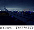 夜間，飛機機翼在機場跑道上滑行，夜景 136276353
