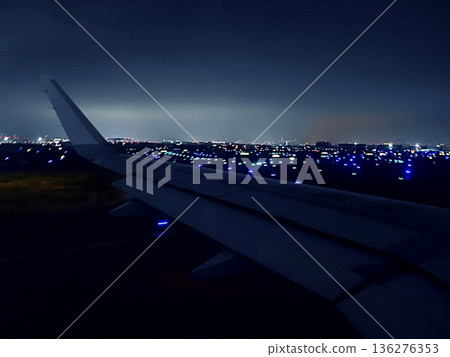 夜間,飛機機翼在機場跑道上滑行,夜景 夜間,飛機機翼在機場跑道上滑行,夜景 136276353