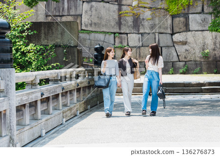 少女旅行大阪城觀光 少女旅行大阪城觀光 136276873