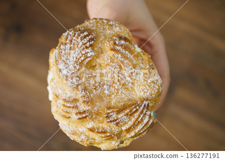 Woman hand holding sweet bun Woman hand holding sweet bun 136277191