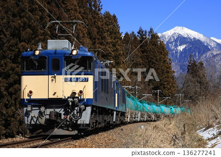 EF64 double-headed freight train running on the Chuo-Nishi Line EF64 double-headed freight train running on the Chuo-Nishi Line 136277241