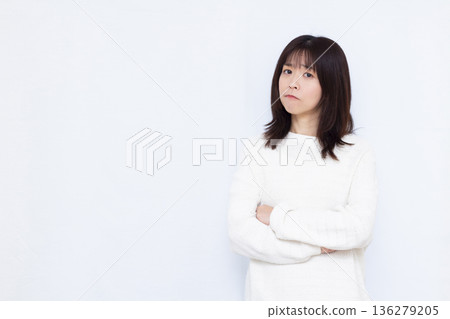 一個女人抱著雙臂思考 136279205