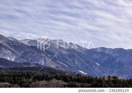 冬天山和天空和雲彩 136280124