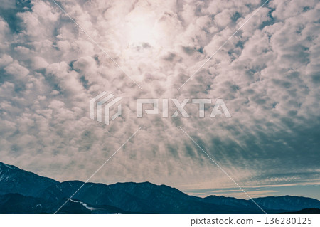 山巒間雲霧繚繞，陽光燦爛。 136280125