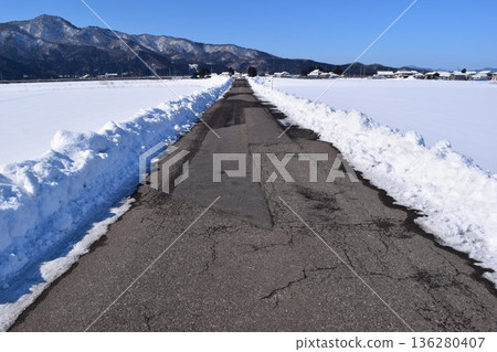 Roads in heavy snow regions Yamagata Prefecture 136280407