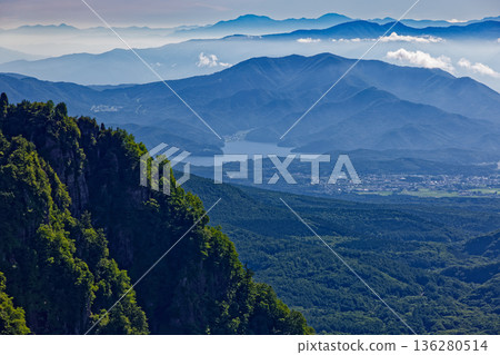 從戶隱山攀登上可以眺望野尻湖和越後三山。 從戶隱山攀登上可以眺望野尻湖和越後三山。 136280514