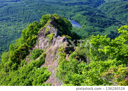 從戶隱山攀登途中，可以看到有之渡的岩石山峰和鏡池。 136280526