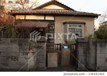 廢棄房屋、荒廢房屋、廢棄的一層房屋 廢棄房屋、荒廢房屋、廢棄的一層房屋 136281465