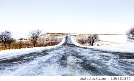 The road leading to Cape Notoro Lighthouse and the drift ice scenery in Abashiri, Hokkaido in mid-winter 136281875