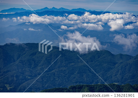 從戶隱山眺望美之原和南阿爾卑斯山脈。 136281901