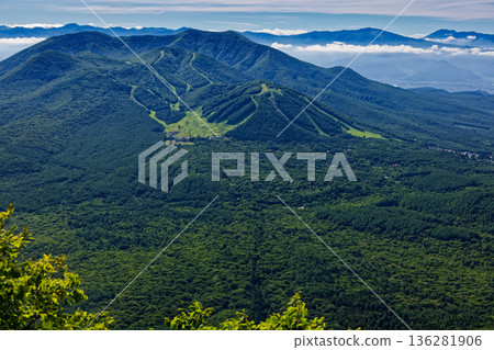 從戶隱山的八方尼拉眺望飯綱山、吾妻山和淺間山。 136281906