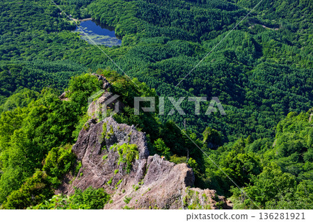 從戶隱山八方尼拉眺望，登山者正沿著有之十和田橋和鏡池行走。 136281921