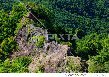 從戶隱山八方尼拉眺望，登山者正沿著有塔十字路口行走。 136281922