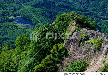 從戶隱山上可以看到登山者沿著有之渡橋和鏡池行走。 136281927