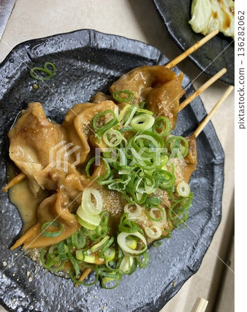 牛筋燒:一種用牛筋製成的濃鬱味噌燉菜,是大阪的特色菜。 牛筋燒:一種用牛筋製成的濃鬱味噌燉菜,是大阪的特色菜。 136282062