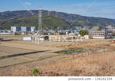 大阪府高槻市高槻市的田園風光和北雪山 大阪府高槻市高槻市的田園風光和北雪山 136282104