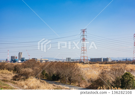 從淀川右岸眺望大阪府高槻市的河床 136282108