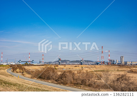 從淀川右岸眺望大阪府高槻市的河床 136282111