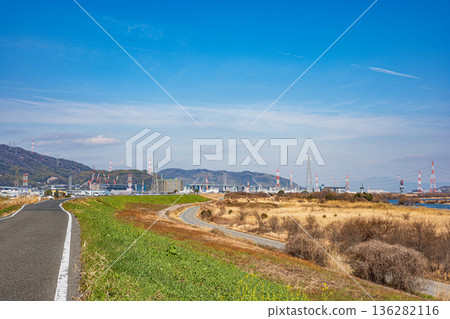 從淀川右岸眺望大阪府高槻市 136282116