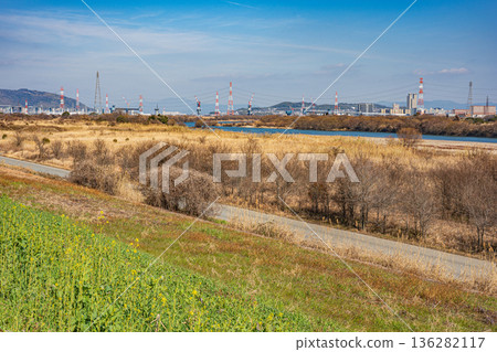 從淀川右岸眺望大阪府高槻市 136282117