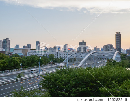 黃昏時分的城市高速公路和摩天大樓全景 136282246