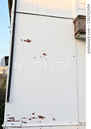 外牆損壞、老化、住宅、商店 外牆損壞、老化、住宅、商店 136282404