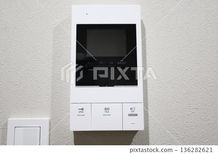安裝在牆上的視訊門鈴控制面板的特寫。 136282621
