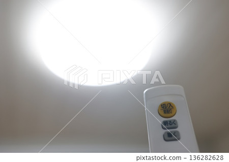 圖片展示了帶有吸頂燈和遙控器的室內照明效果。 136282628