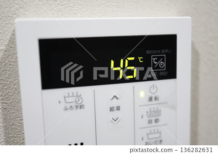 家用電器中，熱水器遙控器上顯示的設定溫度為 45 度。 136282631