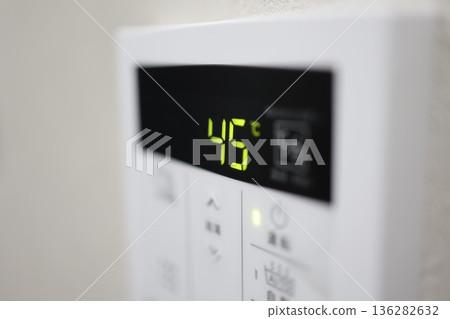A home appliance where the set temperature displayed on the water heater remote control is 45 degrees. A home appliance where the set temperature displayed on the water heater remote control is 45 degrees. 136282632