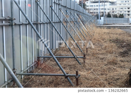 Single pipe support on the back side of the temporary enclosure (universal steel plate) Single pipe support on the back side of the temporary enclosure (universal steel plate) 136282665