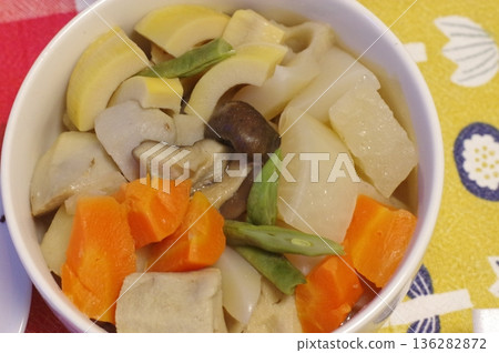 Beautifully presented delicious simmered dish Beautifully presented delicious simmered dish 136282872