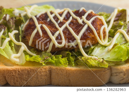 Croquette toast 136282963